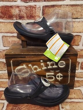 🆕️brand New 2018 Crocs Sanrah Hammered Metallic Wedge Sandals